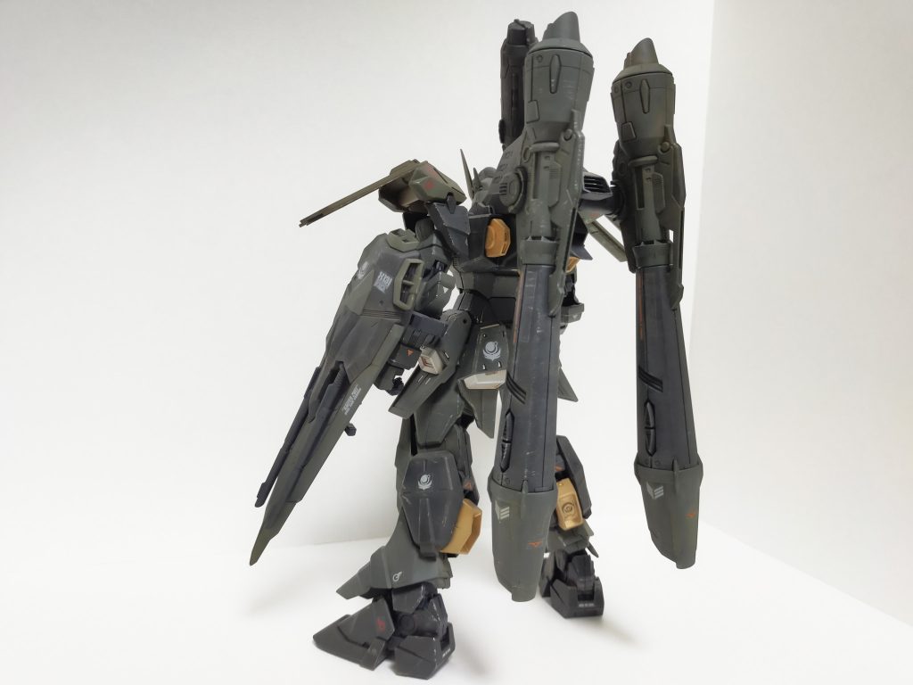 カラミティガンダムの代用品として作られた為、武装はほとんど同じだが、見た目は異なった形状になっている