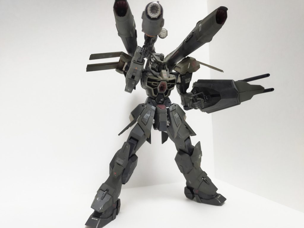 カラーリングは、カラミティの再来と思わせるようなダークな雰囲気を漂わせている…