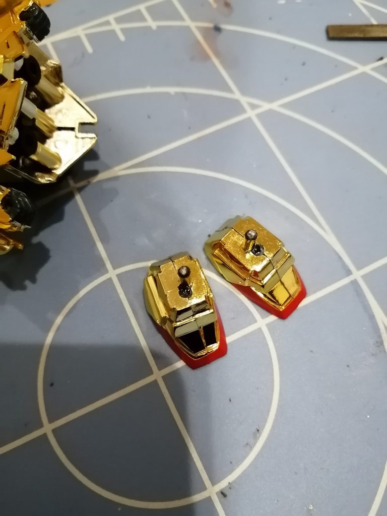 武者百士貴は、他の武者たちに比べて極端に歩隔が小さいため、そのままでは上手く足を開いてポージングさせることができません。普段はあまりキットを加工しないのですが、今回は接続軸の位置調整のみ行いました。