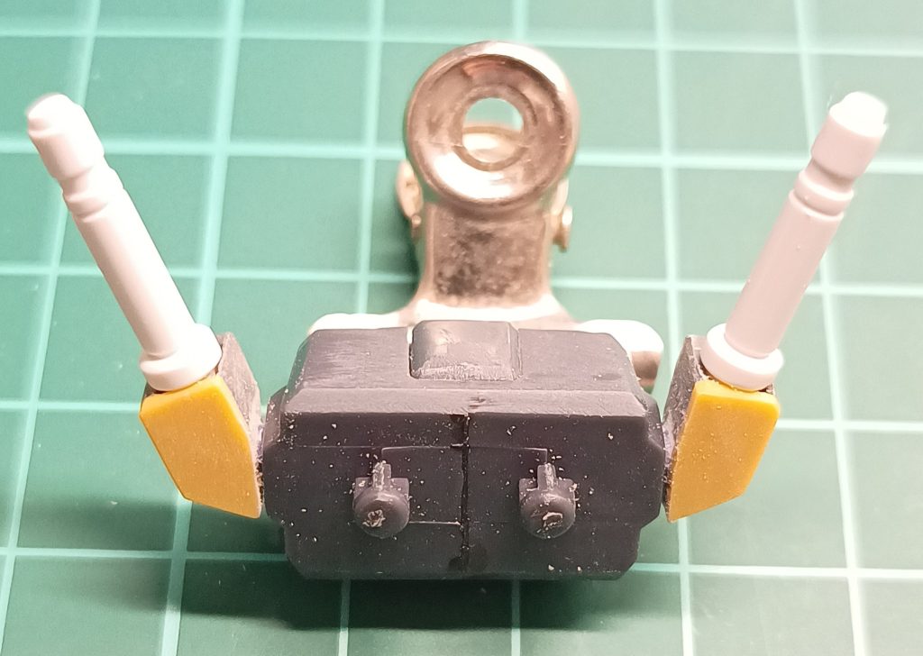 バックパックはガードフレームを改造、EGガンダムのビームサーベル受けを移植、接続は3mmランナー棒、バーニアはWAVEの物