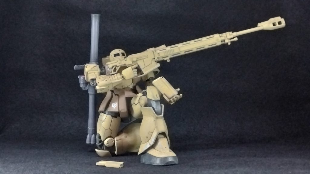 オリジン旧ザク(中尉)の設定になります。残り2機はエアブラシでの塗装しましたが同じタンでも色合いが違ったので隊長用って事にしました。😅