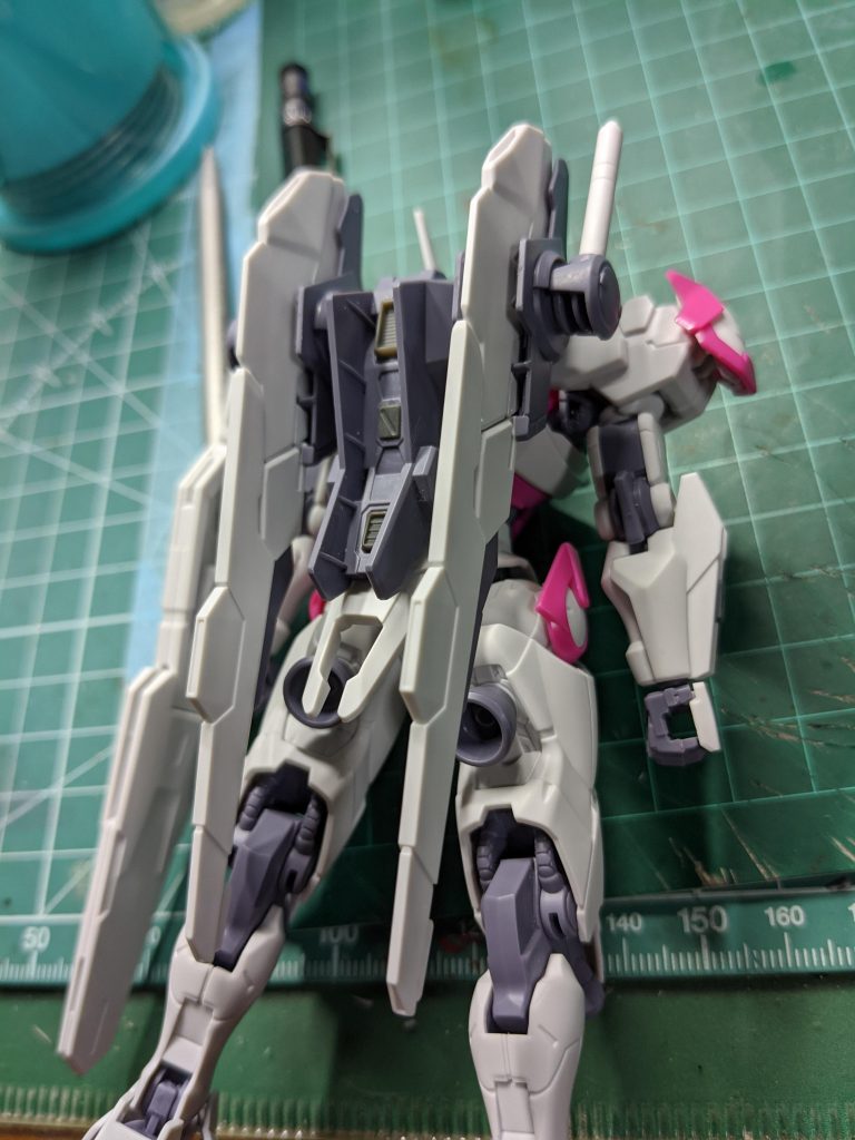 バックパックを少し改造しています。1.シールドビットホルダーを4つから2つに改造(カットしただけです😅)2.シールドビットを百式のスタビライザーみたいにしてセット出来るようにシールドホルダー改造(少し削っただけです😅)