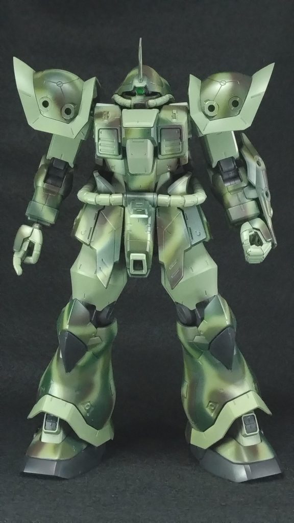 それを迷彩塗装が似合うんじゃないかと思い付きでチャレンジしました。モノアイはYouTubeで拝見したのを真似て見ました。(100均のアイテムとレジン加工)