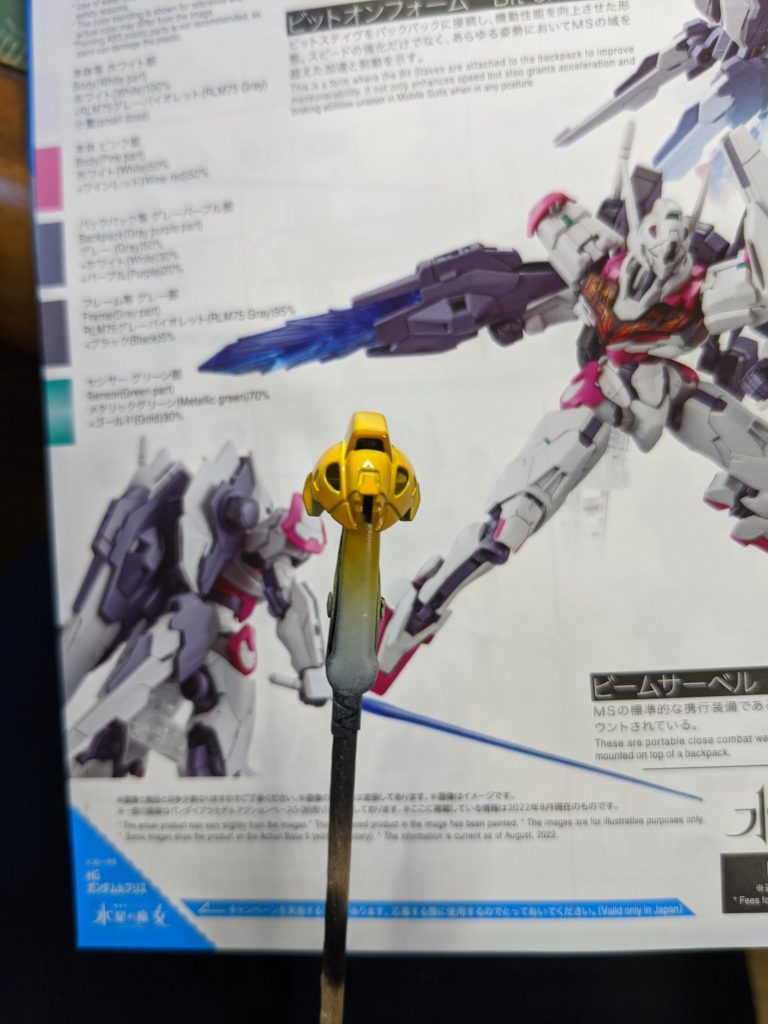 頭部パーツを黄色に塗ったらスズメバチみたいな顔が出てきて面白かったです。