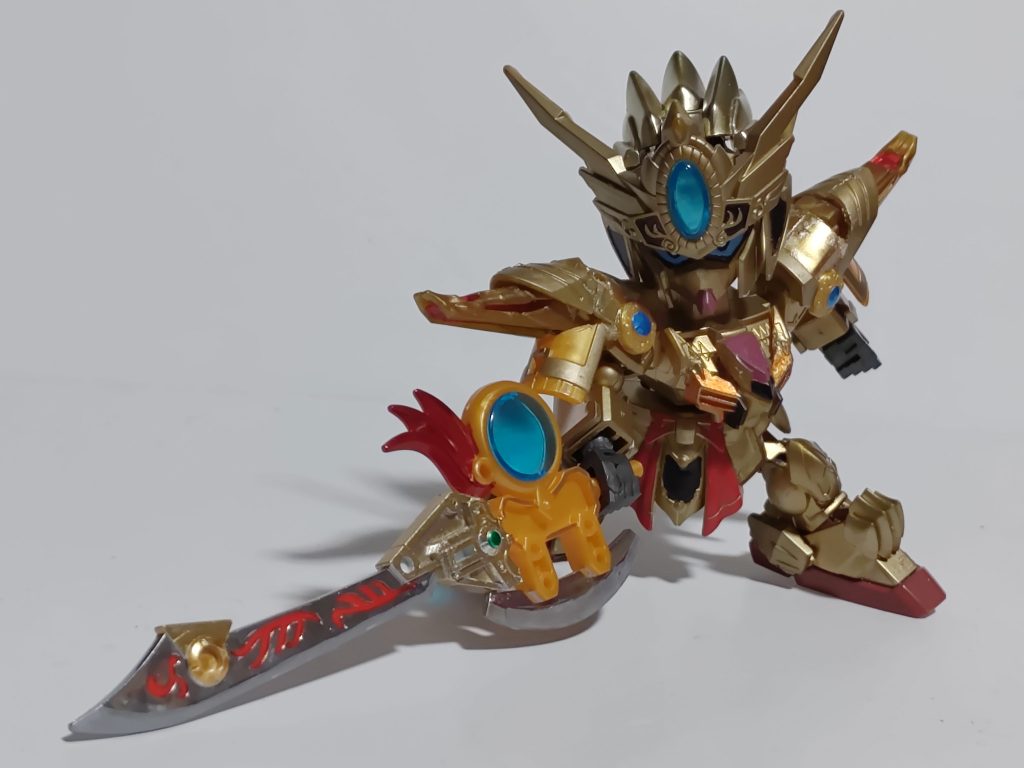 青い、巨大な宝玉を備えた大刀兼斧『阿修波刀』。身の丈サイズで相当な重量を持つが、彼は軽々と持ち上げて薙ぎ、振り下ろす。