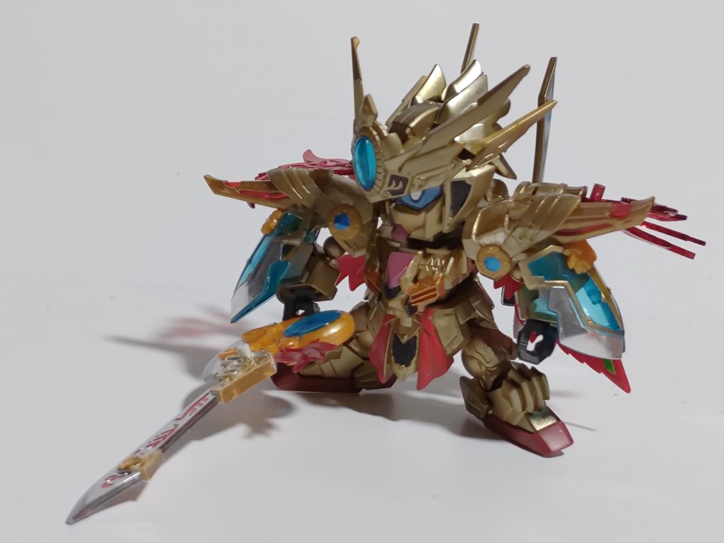 飛行形態の『華賀璃（カガリ』。火の粉を散らしながら空を駆け、進行方向にいる敵はことごとく燃やし尽くされる。