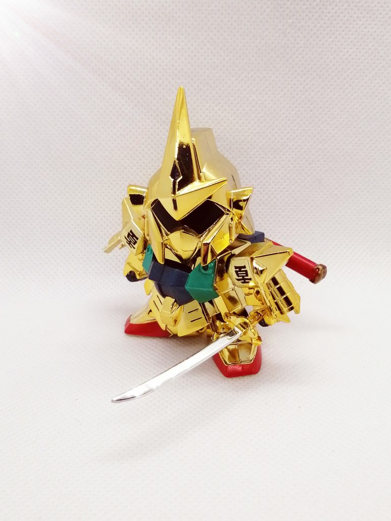 なんと、刀身までメッキ加工されているという徹底っぷり。もとは金メッキでしたが、なんかおかしかったので銀メッキにしました。兜飾りとフロントスカートのくぼみは、墨入れのかわりに細く切った黒シールを貼って強調してます。