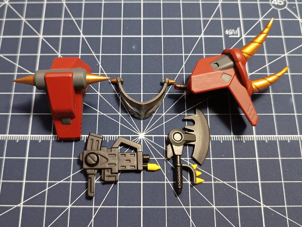 キットのままだとスパイクが丸かったのでランナーを鉛筆みたいに削ってトゲトゲに。指に刺さって痛い!手首のメリケンサック?は小さすぎて諦めました。