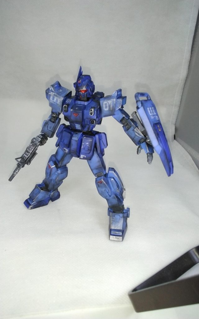 200番台のHGは組みやすく色分けもキレイなのでデカール&カメラのラピーテープで終わり