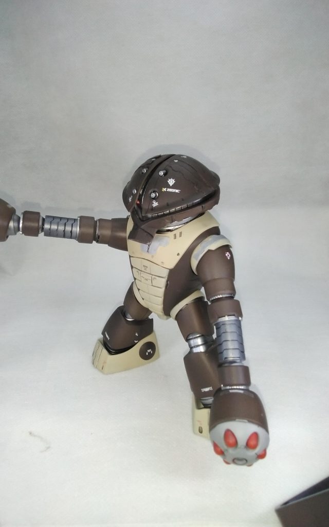 余りパーツでめいいぱい腕を伸ばしてハイゴックみたいな前傾姿勢にしたかったけど途中に挟んだパーツが一組しかなかった簡単にミキシングできるほどジャンクがなかった