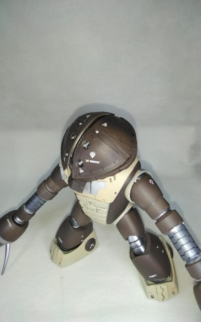 いきなり曲線ジオン機体にプラ板は難易度高いため塗装前接着剤で接着したので塗り訳は断念