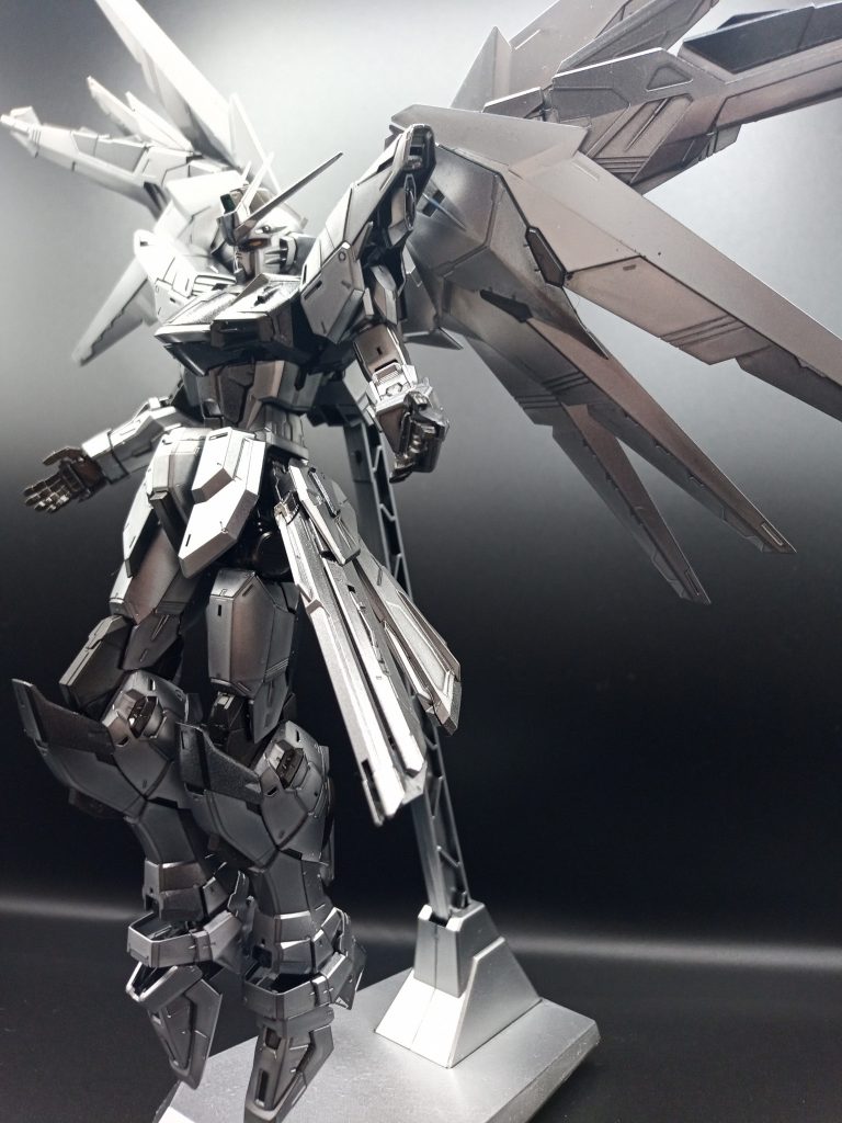 銀色の悪魔が降臨するイメージで…