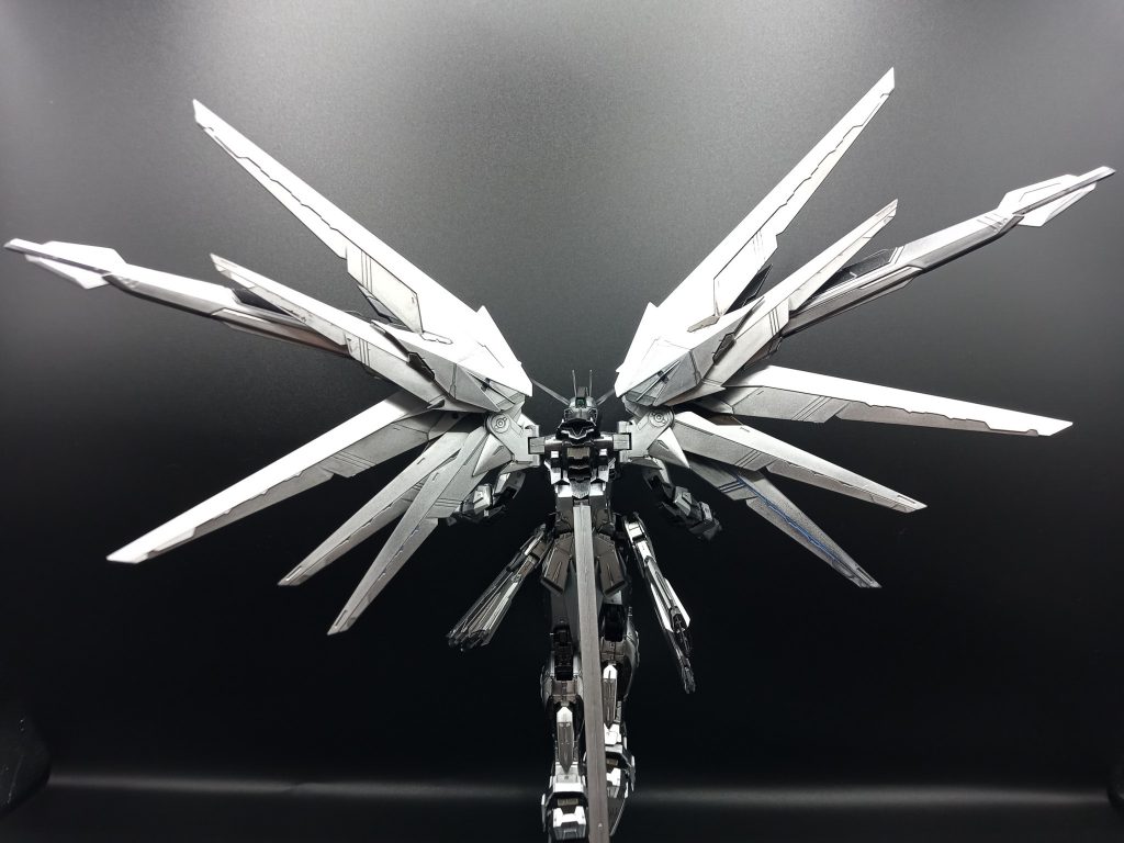 フリーダムの翼が一番私は好きです初登場シーンを見たときは成人でしたが、震えました。本来のディアクティブモードは、フェイズシフト装甲が無効になっている、いわゆる大ピンチ状態なわけですが、見た目はやっぱりかっこいいですね…