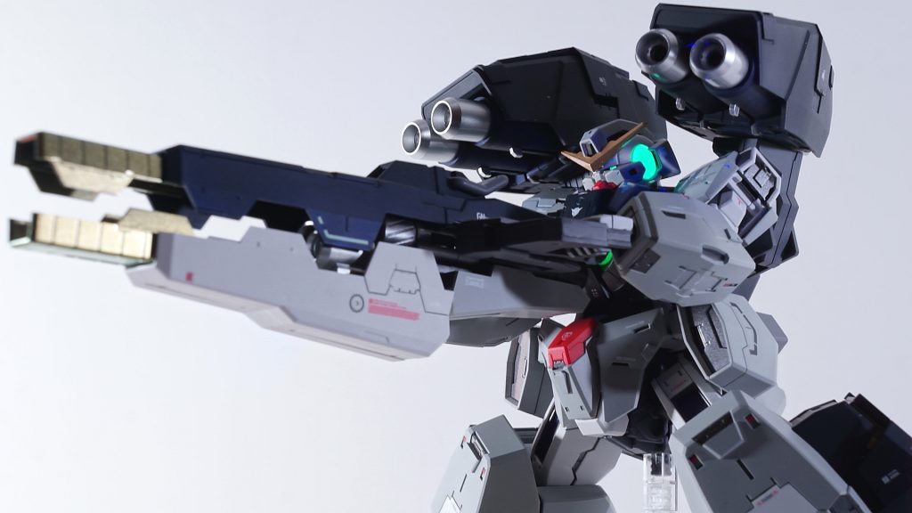 それと今回の課題として、固定モデルにはせず、各形態に戻してもキレイに見えるよう気をつけてみました。まずはヴァーチェ。重厚な感じにしたくて、全身グレーにして、赤い部分を減らしてます。またスミイレにも蛍光カラーを使用して光るようにしてみました。後は市販のプラ材や、プラ板を使ってのディテールアップが中心です。