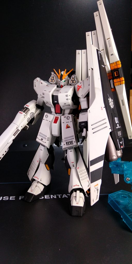 以前にエントリーグレードのニューガンダムを筋入れにてデティールアップを目指して作成して未完成なまま放置プレー中となり、HGのこのキットは古い事もありEGより劣るかなと思っていましたが、全くその様な事は無くスリムなEGよりスタイルはこちらの方が好みでした。