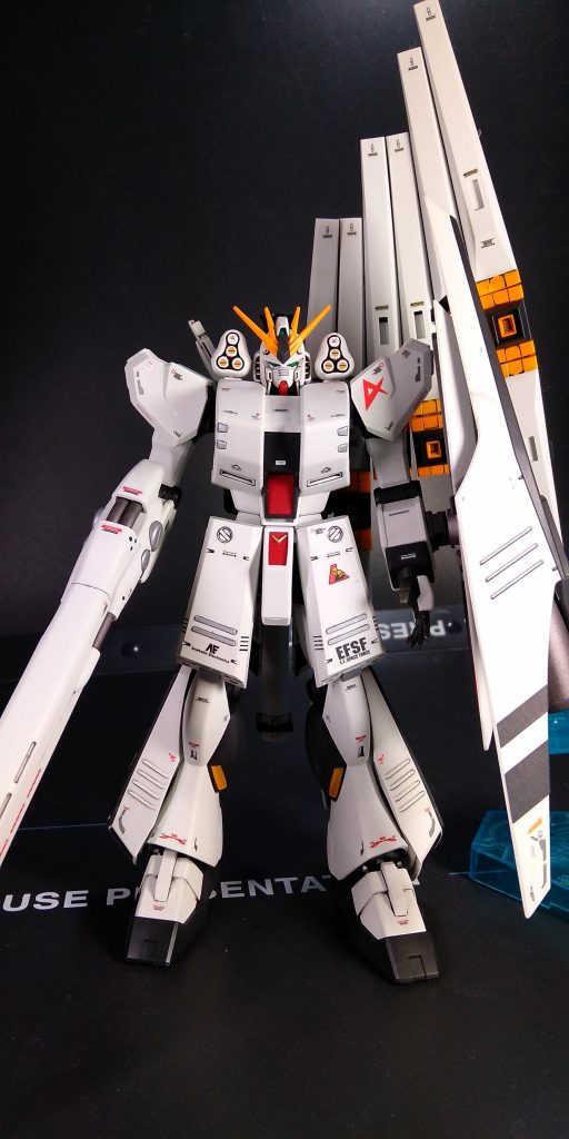 キット正面より。ハイメガシールドが標準のシールドに被せるようになっており、非常に重く腕部のみで保持出来ず負けてしまう為、アクションベースにて支えています。