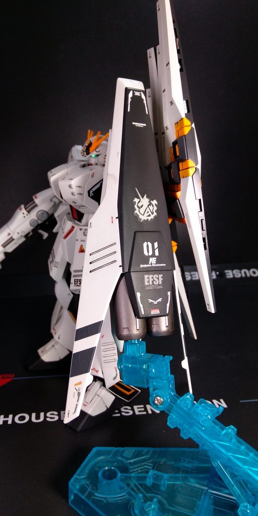 ハイメガシールドの先端部の塗り分けを忘れてキット付属のデカール貼りにてごまかしています。アムロマークはハイニューガンダムのデカールを流用しました。