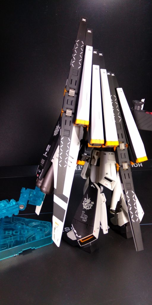 フィンファンネルもエナメル塗料にて塗装したエナメル溶剤で拭き取る事でシルバーのワンポイント塗装が簡単に塗れるようになりました。エナメル塗装のワンポイント塗装は凹凸部分には、オススメです。