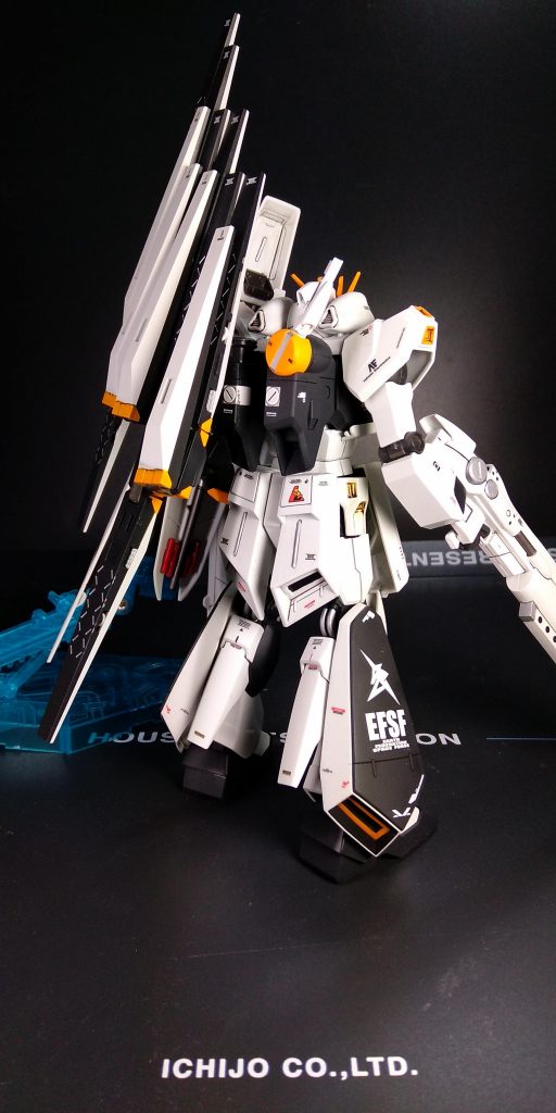 右脚部にはHWSのアムロマークを貼り付けました。バーニアノズル周りなどもエナメル塗装仕上げです。ニューバズーカも背負う事も出来ますが撮影時に取れてしまい、そのまま外しています。