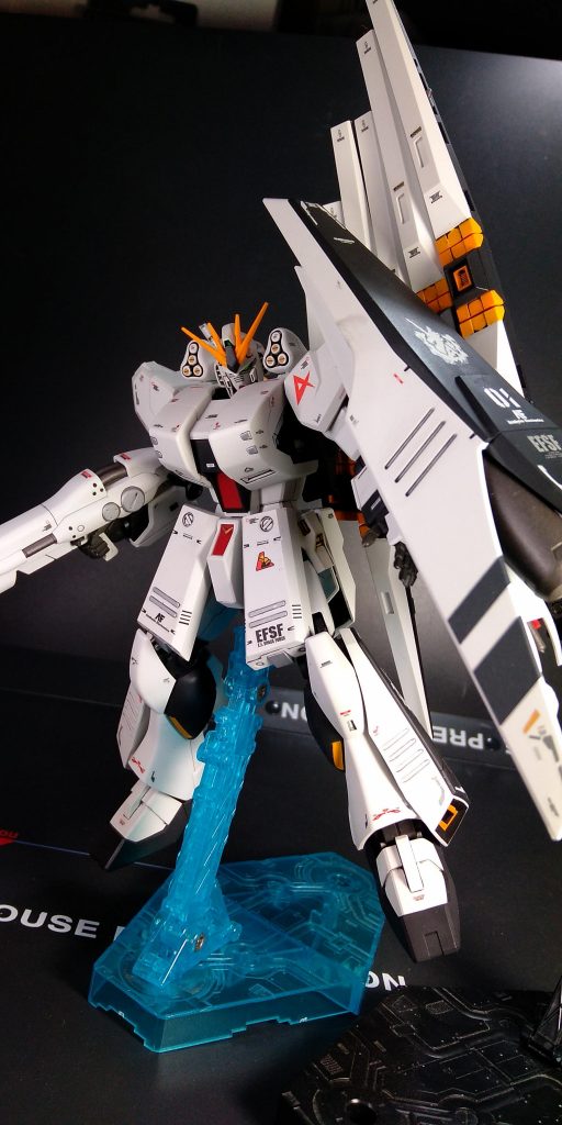 パッケージアート風のアクションポーズです。装備が大きくアチコチ干渉するのでアクションは苦手となります。