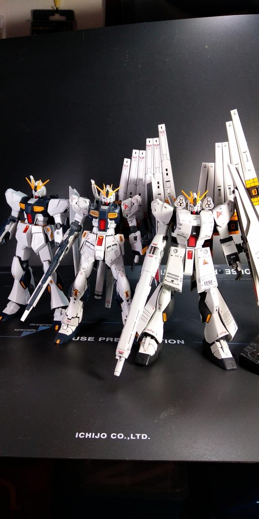我が家のニューガンダム達です。右より今回制作のHGニューガンダム、真ん中はRGのニューガンダムの素組、艶消しクリアー塗装仕上げ、左が筋掘り仕上げ途中で失敗し、放置プレー中のEGニューガンダムとなります。同じニューガンダムでも並べるとスタイルの違いが良く分かります。最後まで御覧頂きありがとうございました。