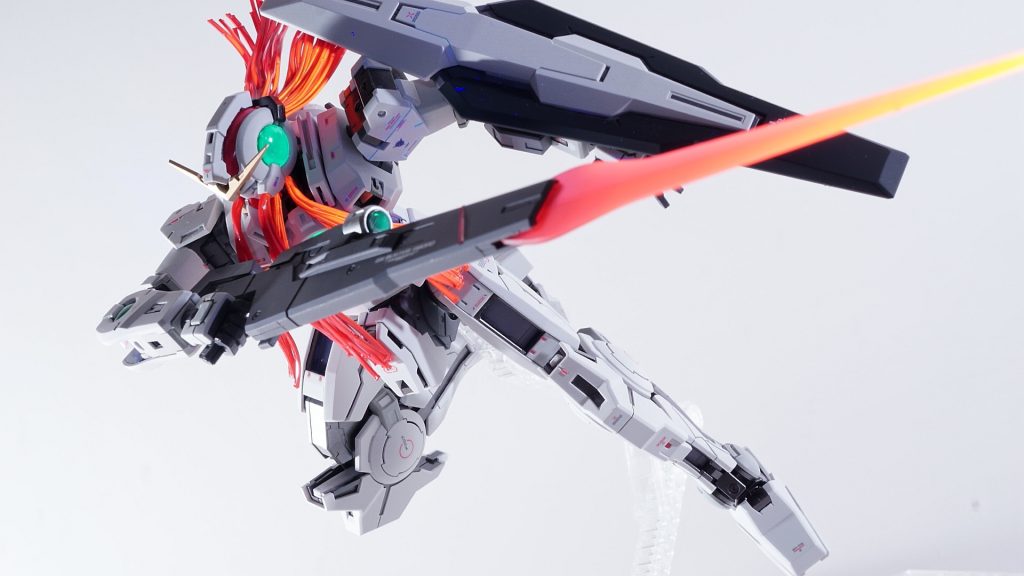 続いてナドレ、こちらは反面全身真っ白にしてあります。上から装甲をかぶせる都合上、こちらはあまりディテール追加できませんでした。髪みたいな部分は、お湯で温めつつ曲げて、躍動感が出るようにしてあります。蛍光レッドでグラデをかけて、ブラックライトをあてたら燃えるようなイメージで塗装してます。