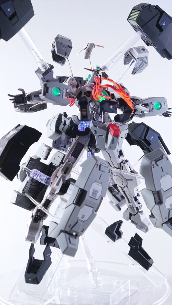 というわけで今回のメイン、キャストオフの再現であります。これやりたくなりますよねー。使わないキット付属のスタンドや、プラ棒、プラ板、磁石、金属線、果ては両面テープ(！)なんかで構成されてます。