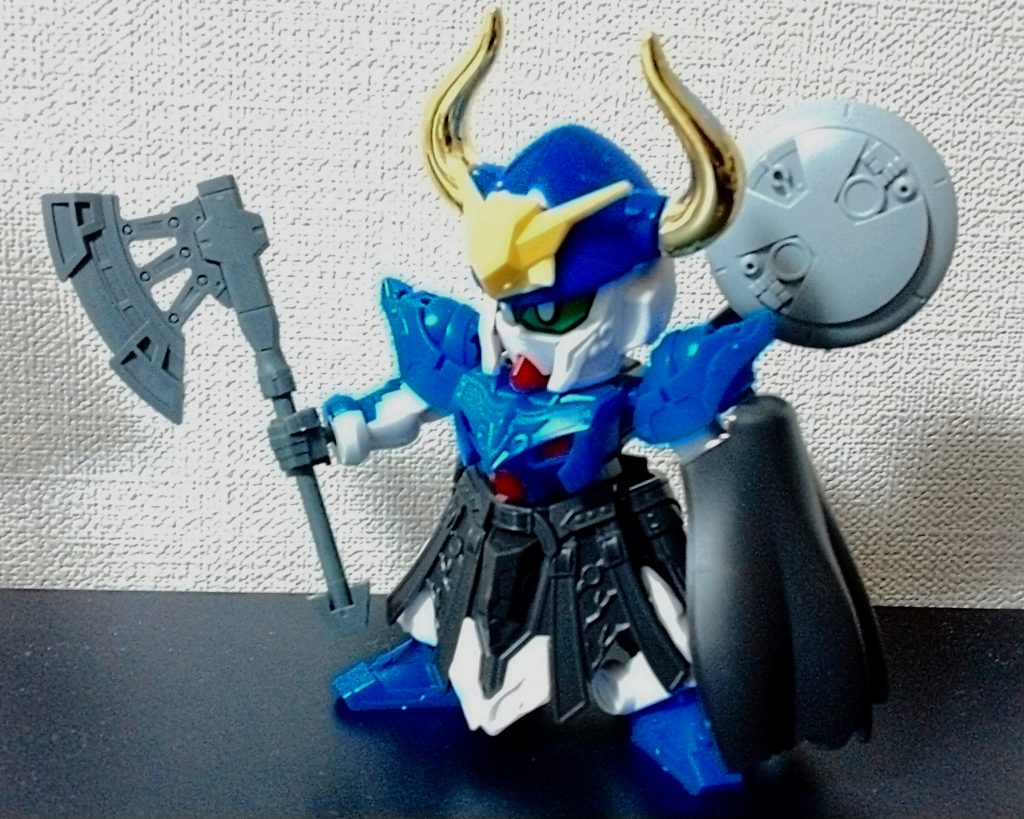 レイフガンダムのモチーフと思われる「レイフ・エリクソン」はコロンブスより500年近く前の1000年頃にアメリカに到達していた(記録上)初の西欧人です。(当時は大陸の概念が無かったので「なんかブドウの生えてる土地を海の向こうに見付けた」程度の認識だったのでアメリカ「大陸」の発見者とは見なされていない)ちなみにレイフ・エリクソンの父エリックと義弟トルフィンも史実では著名な開拓者なのです。特に父エリック(赤毛のエイリーク)は格ゲーのエリック・ザ・バイキングと云うと、ある層には判るかも。これは制作中のエリックガンダム。演者はGP00。