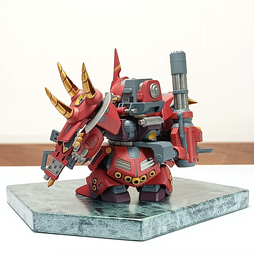 情報量が多くてかっこいいバックショット。斧が肩に収納できてオシャレ!肉抜きは気にしないことに。