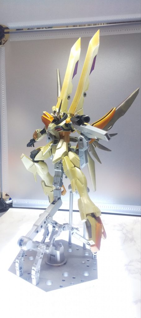 朝焼けを背に、オーブの空を舞う一機のモビルスーツ。それはこのオーブの守護神、アカツキと同じような黄金(きん)の装甲に身を包んだ――「バカな、デスティニーだと！？」デスティニー。運命の魔剣、デュランダルの懐刀。デスティニープランの象徴たるあの機体が、何故オーブに？その疑問の答えが出る前にパイロットはビームに貫かれ、この世から消滅した。