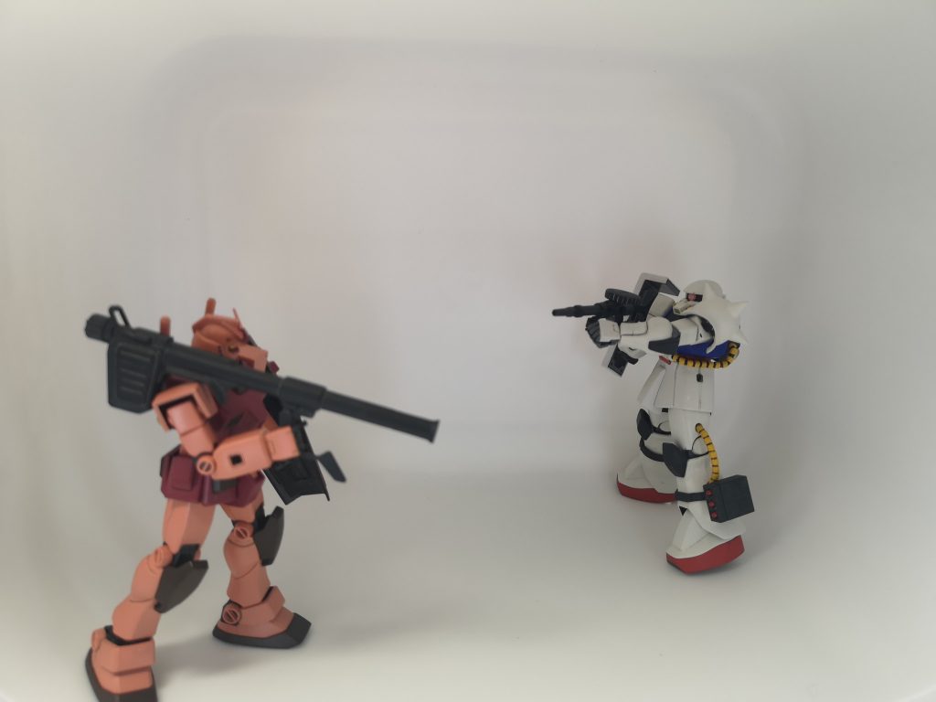 対峙するガンダムとザク