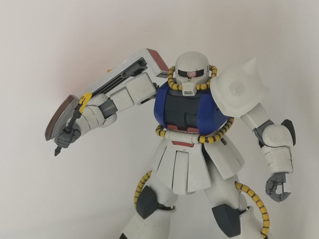 ヒートホークを持ち迫りくる量産型ザク