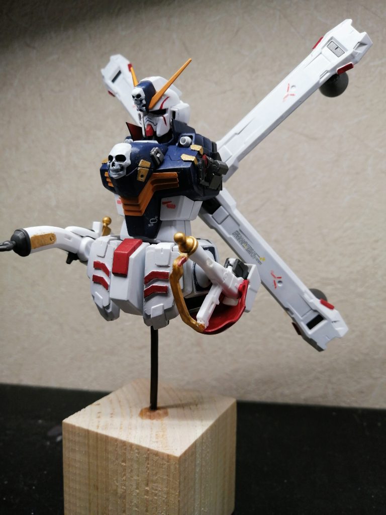 下からあおるように…台座の作り方は・百均のブロック木材・ホームセンターなどに売っている銅線（真鍮線の方が強度がいいかも）この2つのみです！穴あけて刺して接着しただけ！家にあるジャンクパーツがインテリアのように飾って楽しめます是非、皆さんも家に溜まっているジャンクパーツを使って作ってみてはどうでしょう…？  