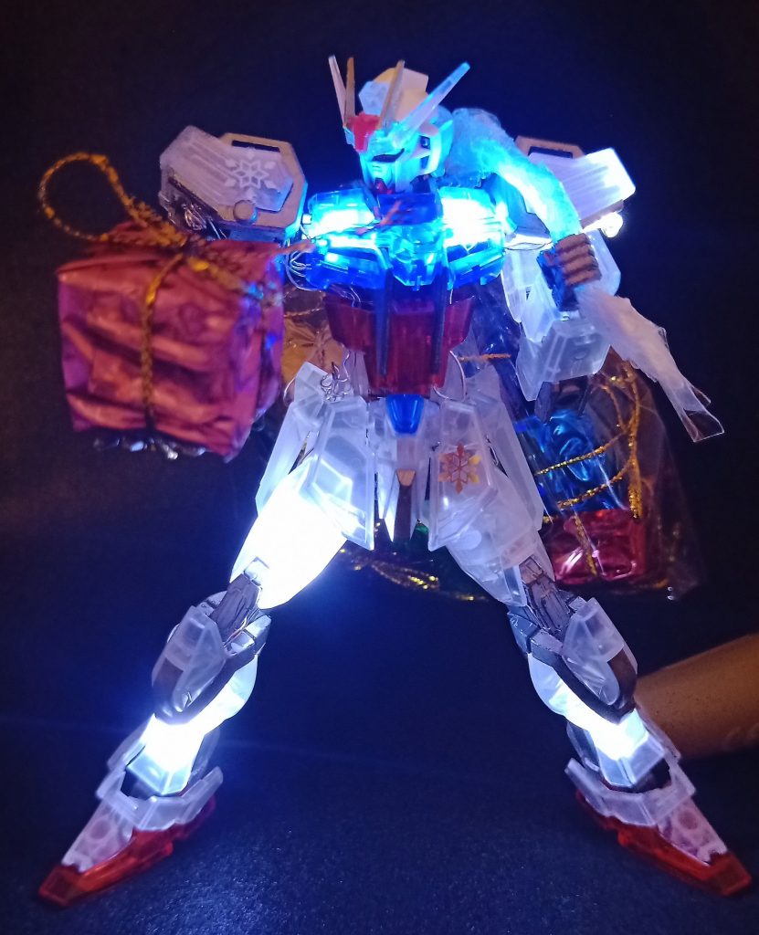 やりたいことができた瞬間ですね。左足首から左もも、体から肩を伝って右側へと、光がぐるぐる点滅します。さらに、おめめにガンマカの蛍光グリーンを使いましたので、ブラックライトで光らせます。