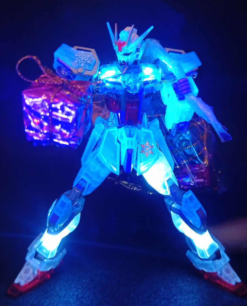 PS装甲が発動しました。(違ブラックライトがクリアーパーツに広がった状態で中から光るので、光量、角度で光り具合が大きく変わります。PS装甲ならぬBL(Black Light)装甲ですね。撮るのが楽しいっ