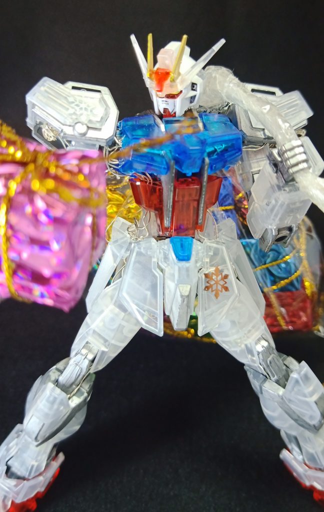 電飾の配線ですが、パーツ合わせにスキがなく悩みました。ピンバイスで通し穴を開けようかとも思いましたが、お手軽を追求したく、配線をぐりぐりしながらパーツと合わせる方向で試行錯誤することにしました。配線の長さや点灯位置のバランスを考えつつ、配線がはみ出るところはやむなしと思いましたが、意外とその配線が機械のリアリティを引き出してくれました。ストライクはダークグレーの部分こそストライクらしくてかっこいいのですが、クリアーパーツを通した金属感を出したく、あえてガンマカメタリックセット2のシルバーを使用しました。それでは、いざ、点灯!