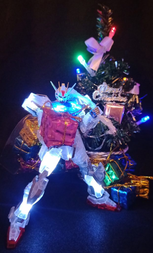 プレゼント箱やシールから背後のクリスマスツリーも含めて、ストライク以外すべて100均で揃えております。以下、テーマと同時に考えていたバックボーンです!::1人の青年が、良い演習結果を残せず悩んでいた。彼の名は、キラキラ・ヤマト。とある士官学校のパイロット候補生である。思うように成績を残せない彼は、もっと別の方法で人々に何かを与えるMS乗りになるべきではと、トボトボと士官学校からの帰り道を歩いていた。世間は綺麗にライトアップされたクリスマスムード。ふと彼の目に映ったのはー…キラキラ・ヤマト「こっ、このガンダム…っ、」