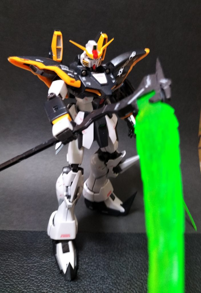 そして、気合い入れてフレームも塗装してみたところ…ABSってよく割れるんですね(泣)旧の水性ホビーカラーに薄め液がMr.カラーのラッカー用で筆塗りしたので四肢バキバキでした。ABS用の接着剤買ってきて固めました(泣)ABSもう怖い(笑)