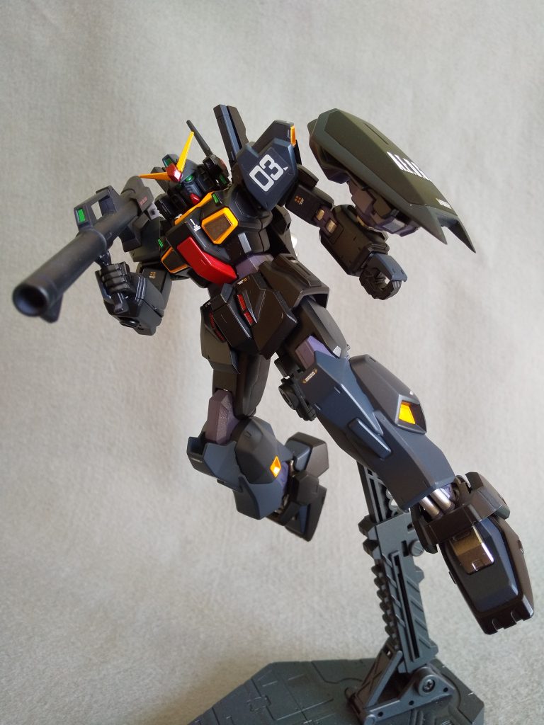 ミッドナイトブルーとフラットブラックで濃いめのカラーで仕上げました。今回はスジボリとか延長とか無しにしてキットの良さを楽しむことにしました。合わせ目消し 表面処理 エッジ出し 塗り分けと全塗装で完成です