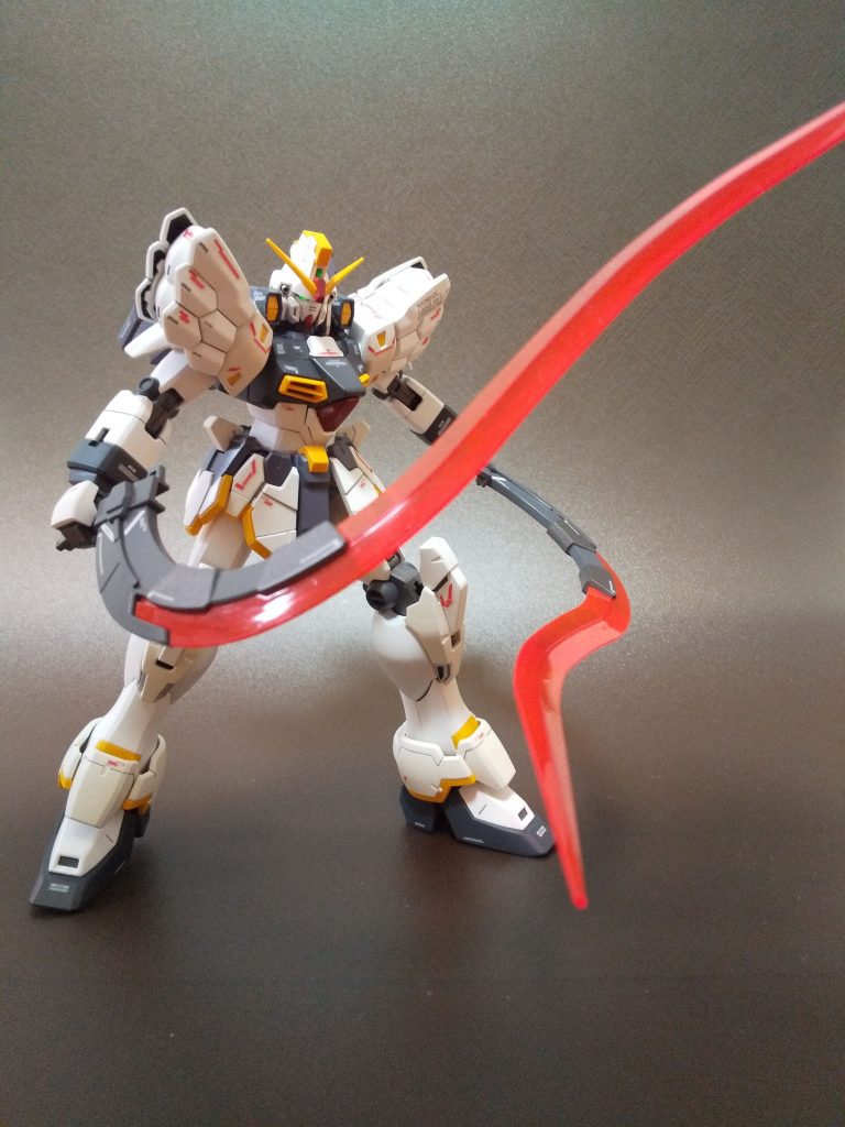 赤熱化した刃に付け替えできます。蛍光レッドで塗装したのでブラックライトで光ります