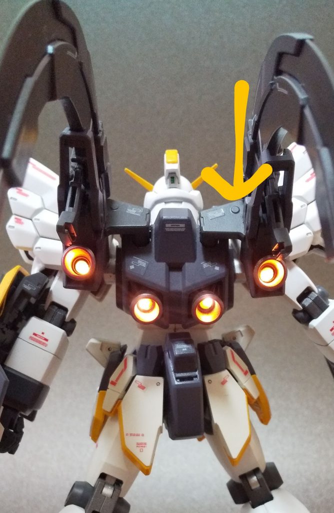 両サイドのバーニアへの電源供給に苦労しました。なんとか矢印パーツの中に配線したので外観は損なわず可動を確保できました。