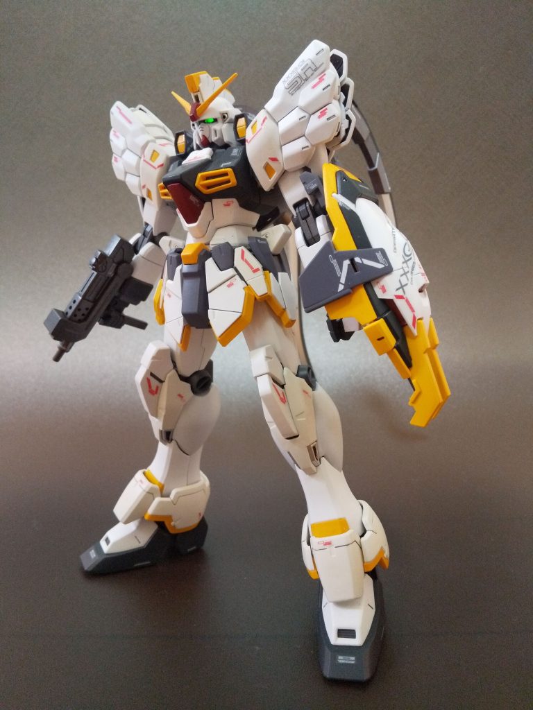 白は2色使ってます。写真では分からんですね。ほんの少しイエローを混ぜた白をアクセントにしました。