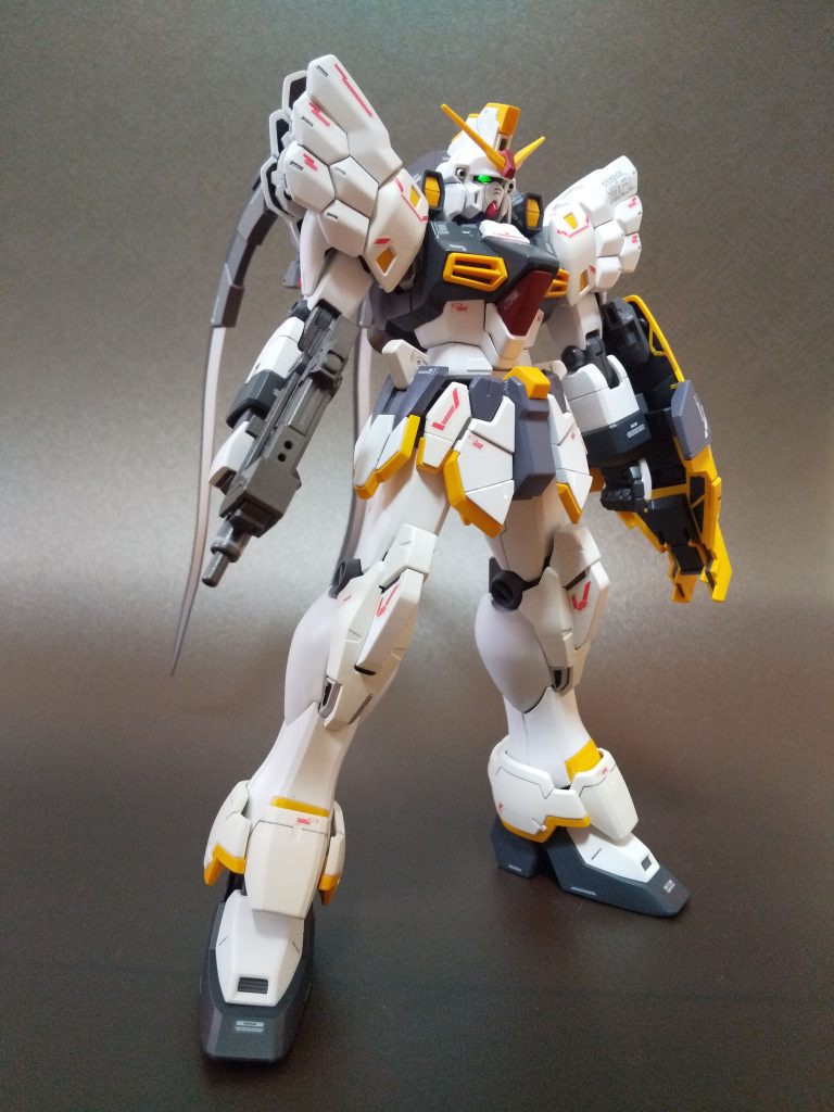 アーマー裏やシールド裏は塗り分けると奥行きが出ていいですよ。