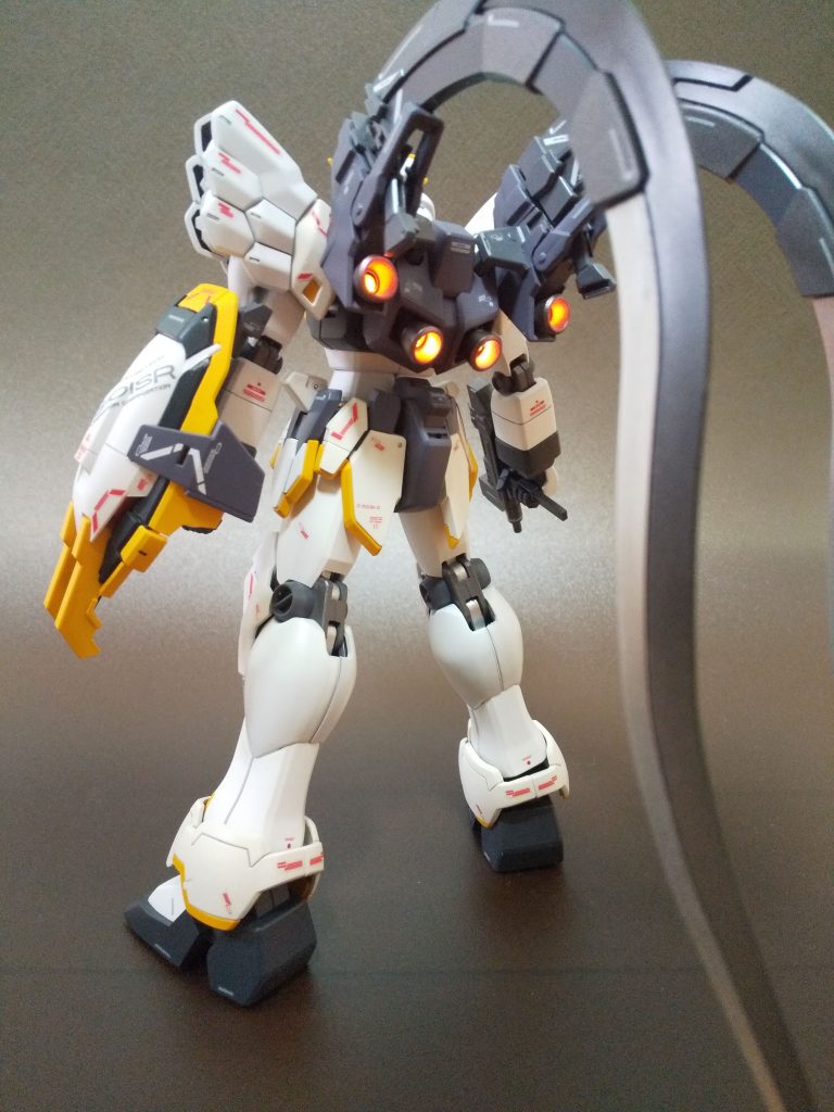 ツインアイとバーニアにLEDチップを仕込んでます。いい感じにできました。バックパックも加工ついでに3ミリ程上げました。見た目はパッケージ絵に近づきましたが、せり出たバックパックに後頭部と肩が干渉しやすいのでポージングは注意が必要です💦