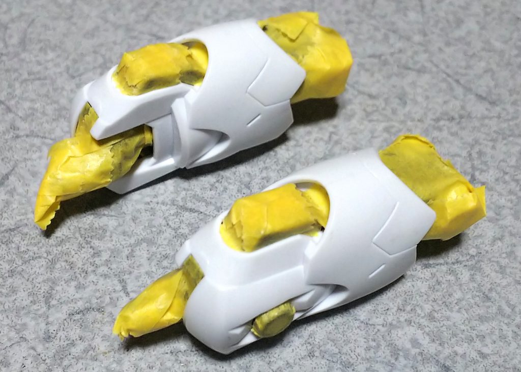 肩アーマーの他、画像の脚部パーツにも合わせ目があるので、フレーム塗装後に外装パーツを接着、継ぎ目を消し、マスキングして塗装。