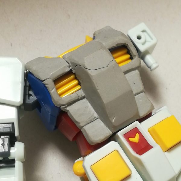 セミアーマードガンダムの装甲を作る　その1初めてのパテは失敗（予想通り）【失敗点】端が薄い、形作れない　特にダクト周りが難しい。削って整える前提でしたが、盛り方の良い方法が分からない、足りていないので直角や平面が出ない。多めにして削って形を作るのも難しそう…最初にパテを板状にしてから押し付けても盛り過ぎていると形を作って触っているうちに変化してしまい上手くいかない。EGの素組みにそのまま押し付けたのでパテが隙間に入り込んで剥がす時に引っ掛かり割れました。再挑戦します！（1枚目）