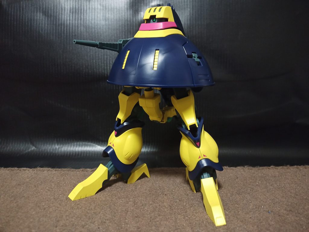 中間形態バウンドドックのキットは脚がちょっと長いように思いますね…個人的にはもうちょっと短い方が自分の中でのイメージに合うような気がしますこの形態で飾る時はガウォークみたいに膝を逆に曲げて少しでも脚が短く見えるようにした方が可愛いです