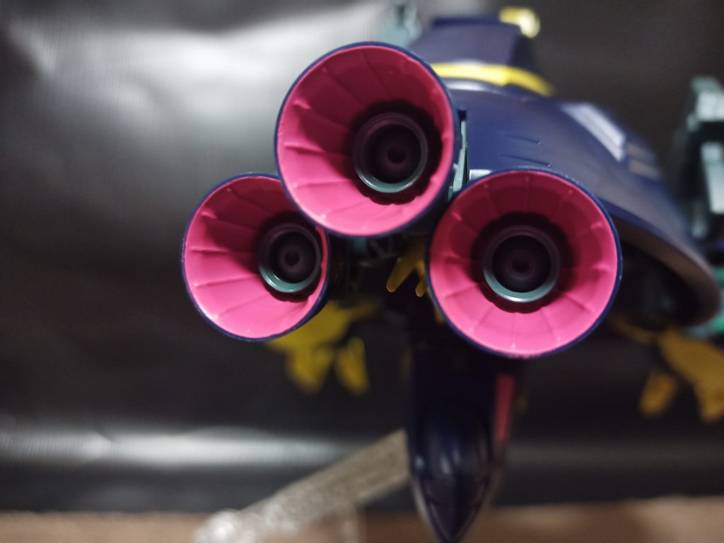 特に造形弄ったりはしてないですがバーニアスラスター基部はキットのままだとボールジョイントでのっぺりしててあんまり何か噴き出しそうな感じしないのでピンバイスで若干彫ってお手軽に何となく噴射しそうな感じにしました