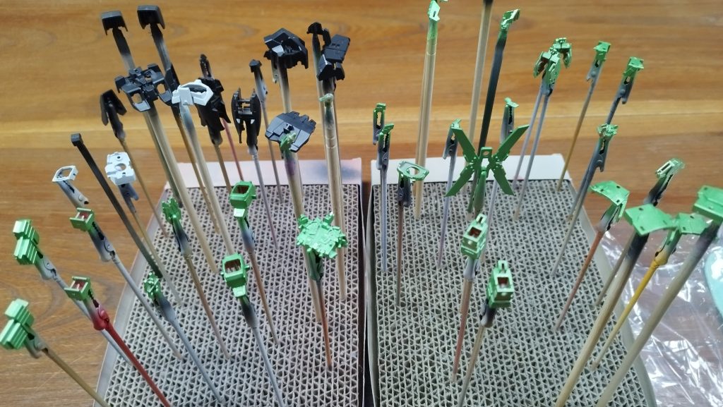 サイコフレームはイエローグリーンメタリック。胴はνガンダムと同じ調色です