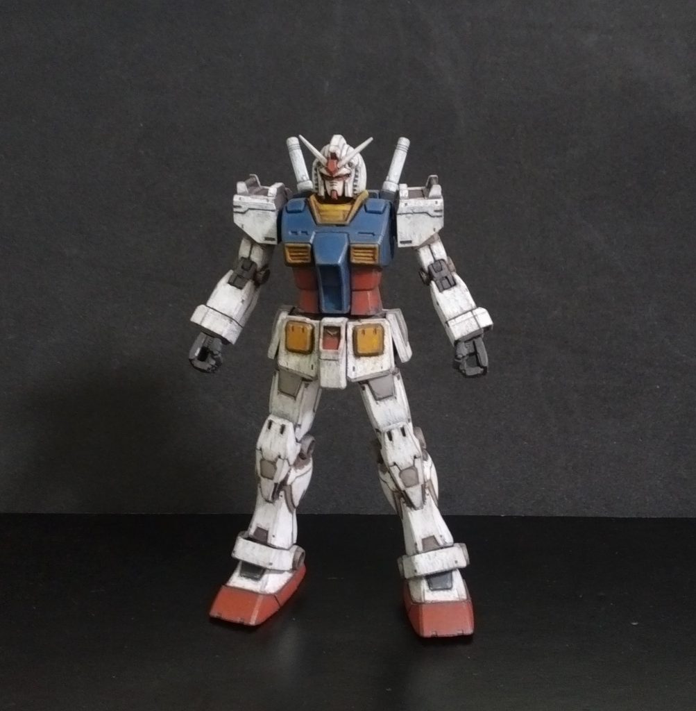 下地のサーフェイサーの上に、暗いトーンから順番に色を塗り重ねて、最後は水彩色鉛筆で調整した後に艶消しクリアーを吹いて定着させて、鉛筆で、少し金属ハゲを表現してます。